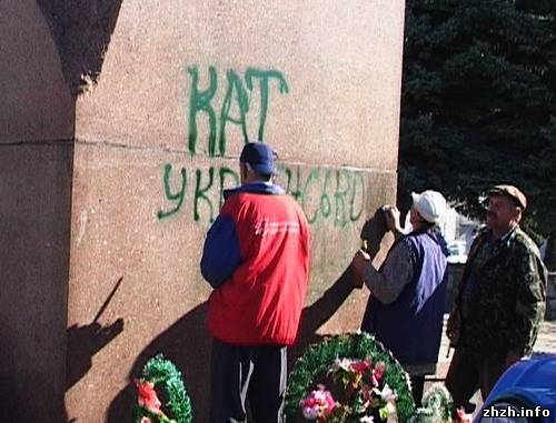 В Бердичеве на памятнике Ленину написали "Кат українського народу". Фото