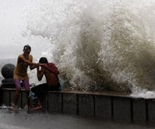 Мощный тайфун "Талас" продолжает собирать жертвы: погибли 15 человек