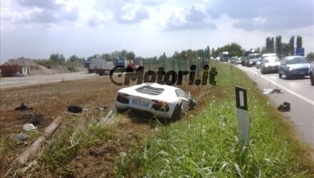 Одним меньше: первое ДТП Lamborghini Aventador в Италии