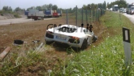 Одним меньше: первое ДТП Lamborghini Aventador в Италии