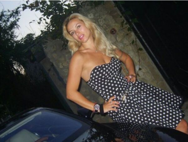 Блондинка, разбившая Aston Martin, Mercedes, Ferrari и Porsche, оказалась дочерью украинской "шишки"