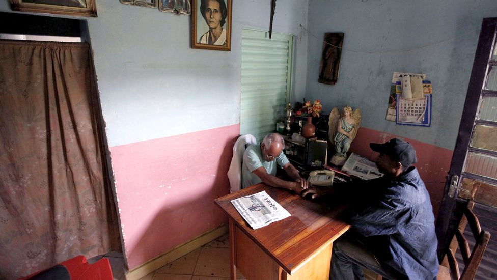 Пожилой бразилец 23 года спит в гробу