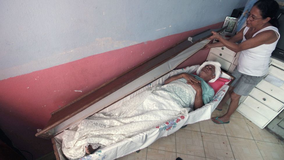 Пожилой бразилец 23 года спит в гробу