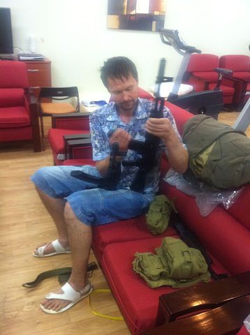 У лівійському полоні опинився українець - любитель автоматів і гвинтівок. Фото