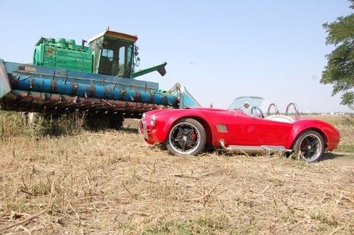 В Украине, по дорогам райцентра, носится Shelby Cobra ручной работы