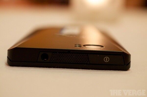 Представлен первый в мире смартфон с процессором от Intel 