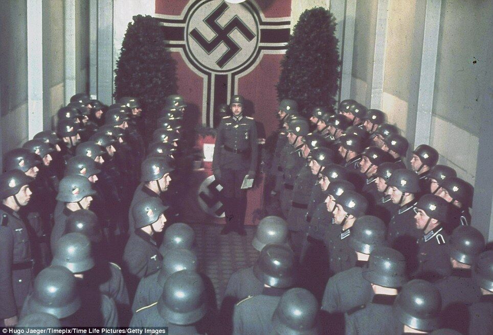Оприлюднено невідомі кольорові фото Гітлера
