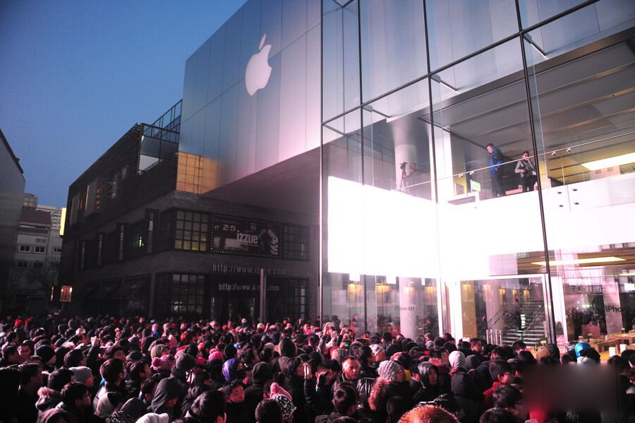 Apple забросали яйцами в Китае: продажи iPhone 4S приостановлены