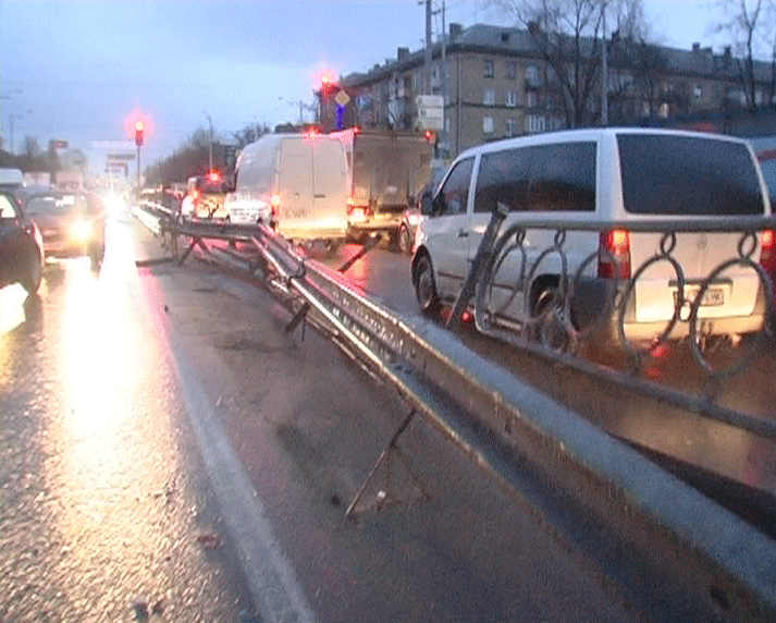 ДТП в Киеве: "Хюндай" снес 15 метров отбойника. Фото