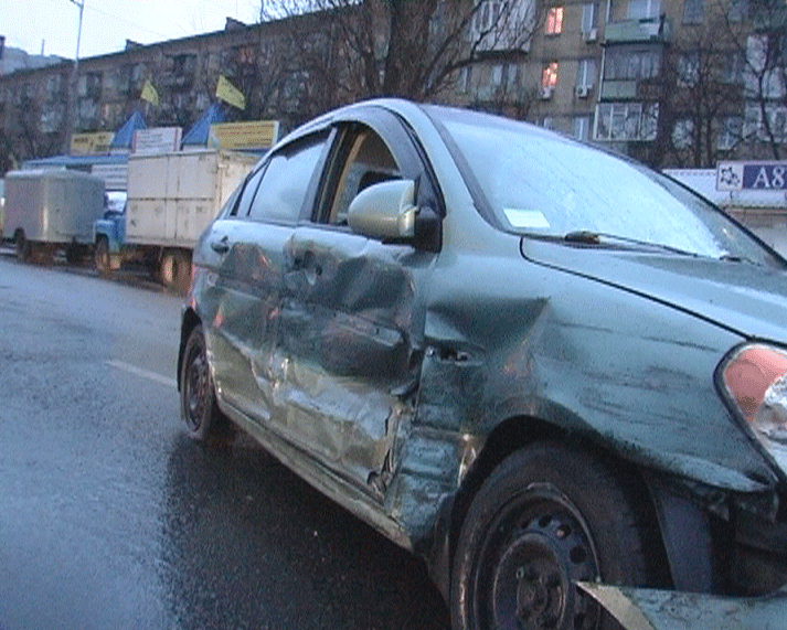 ДТП в Киеве: "Хюндай" снес 15 метров отбойника. Фото