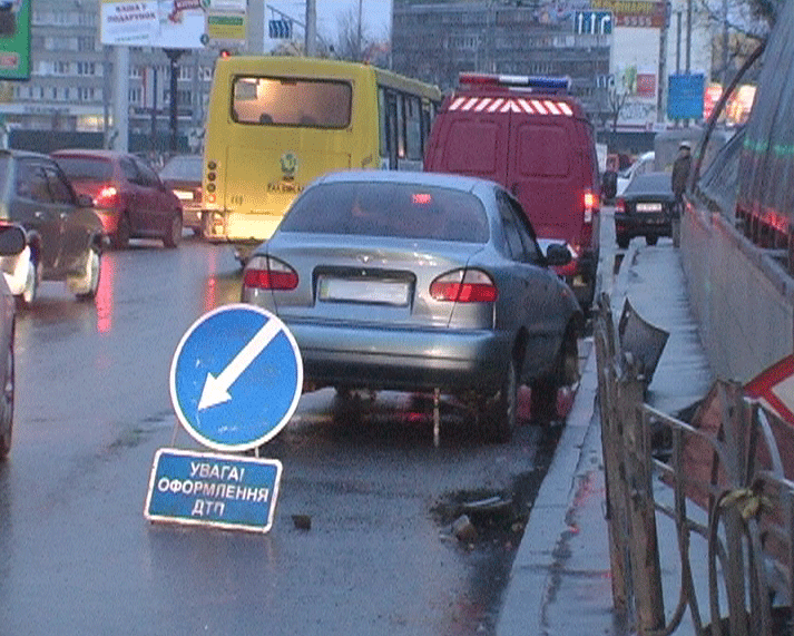 ДТП в Киеве: "Хюндай" снес 15 метров отбойника. Фото