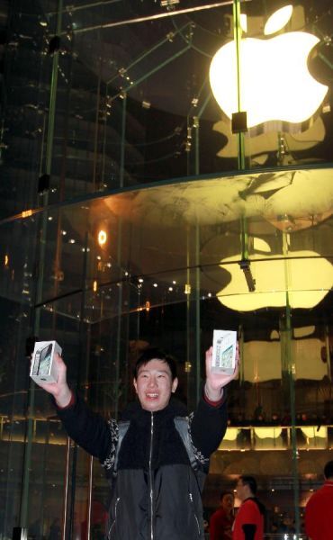 Apple забросали яйцами в Китае: продажи iPhone 4S приостановлены