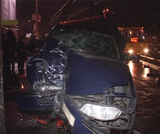ДТП в Киеве: джип убил человека в припаркованной машине. Фото