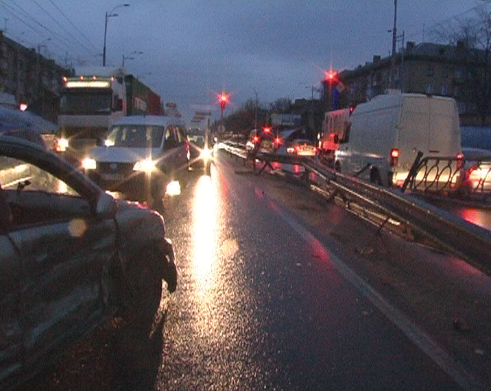 ДТП в Киеве: "Хюндай" снес 15 метров отбойника. Фото