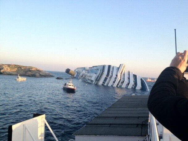 В Италии утонул круизный лайнер: число погибших растет