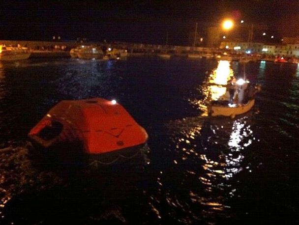 В Италии утонул круизный лайнер: число погибших растет