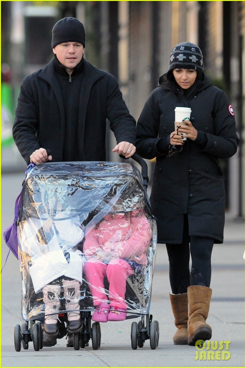 Дэймон гуляет со своими девочками. Фото