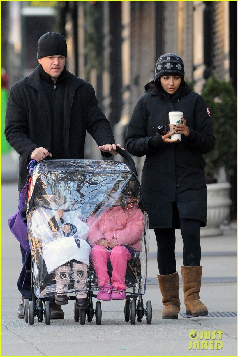 Дэймон гуляет со своими девочками. Фото