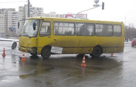 В Киеве маршрутка попала в ДТП, есть пострадавший. Фото