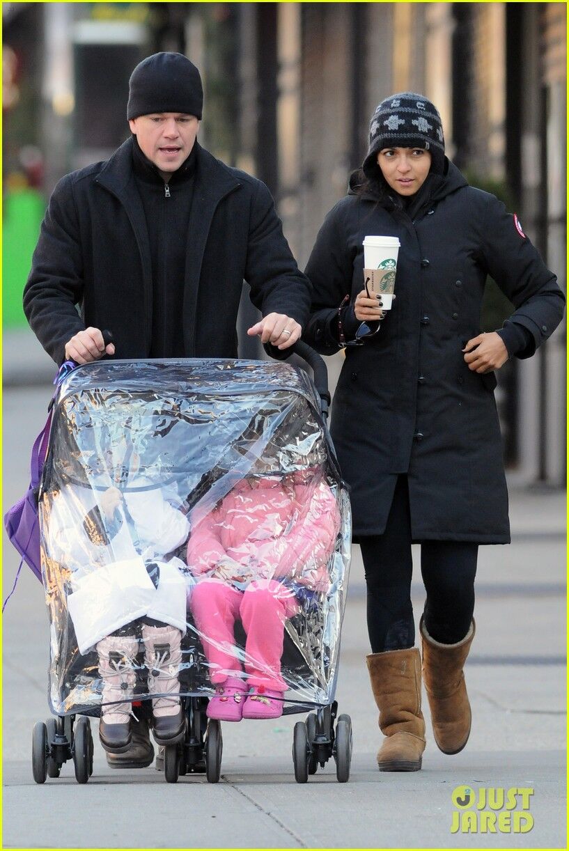 Дэймон гуляет со своими девочками. Фото