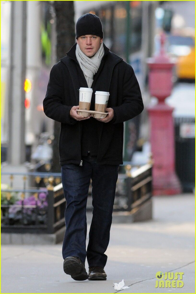 Дэймон гуляет со своими девочками. Фото