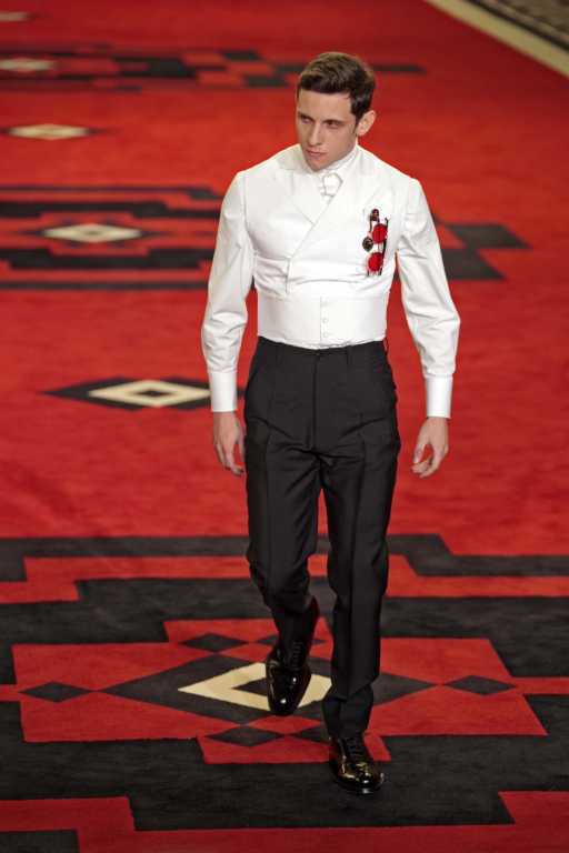 Неделя мужской моды в Милане началась с "голого" скандала. Фото