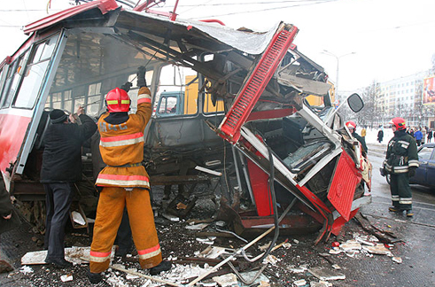 Камера сняла страшное столкновение автобуса и трамвая. Фото, видео