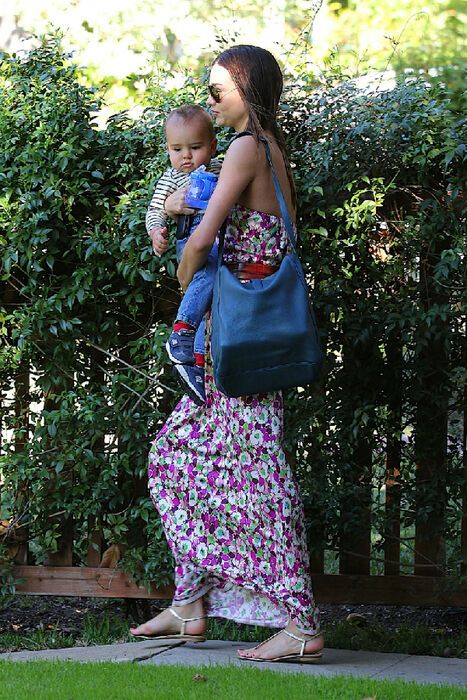 Керр играет с Флином на площадке. Фото