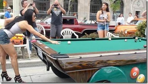 Бильярдный стол приделали к автомобилю. Фото 