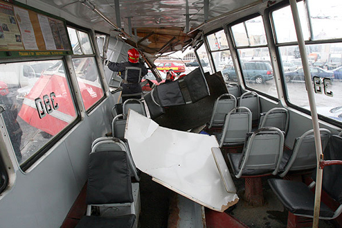 Камера сняла страшное столкновение автобуса и трамвая. Фото, видео