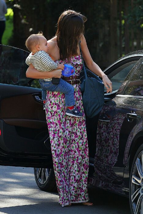 Керр играет с Флином на площадке. Фото