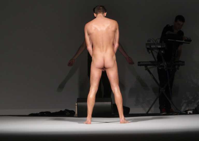 Неделя мужской моды в Милане началась с "голого" скандала. Фото