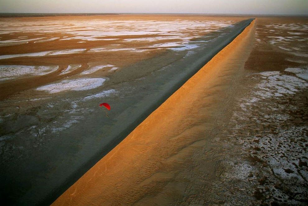 9. Соляной хребет в пустыне Чалби, Кения. (George Steinmetz)