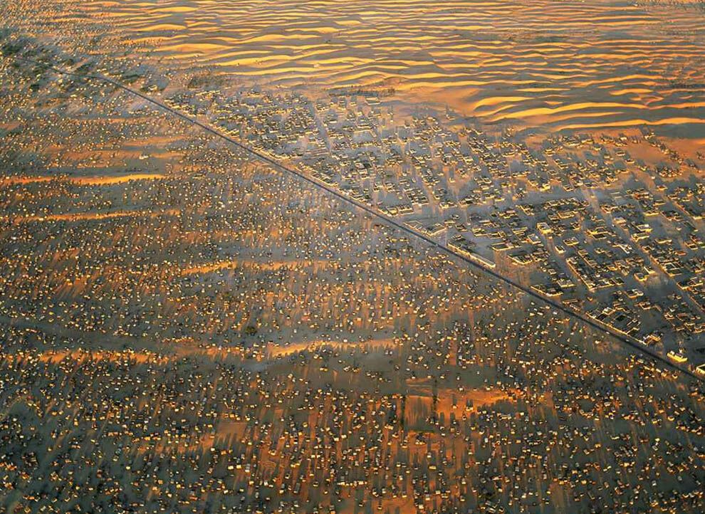 10. Пригородные пески Нуакшоты в Мавритании. (George Steinmetz)