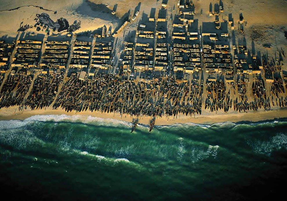 17. Рыбацкая деревня у Нуакшота, Мавритания. (George Steinmetz)