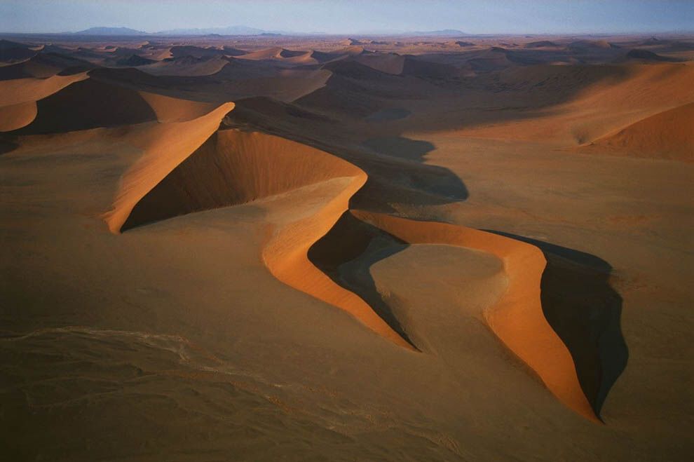 19. Перемещающиеся мегадюны в национальном парке Намиб в Намибии. (George Steinmetz)