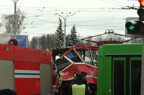Камера сняла страшное столкновение автобуса и трамвая. Фото, видео