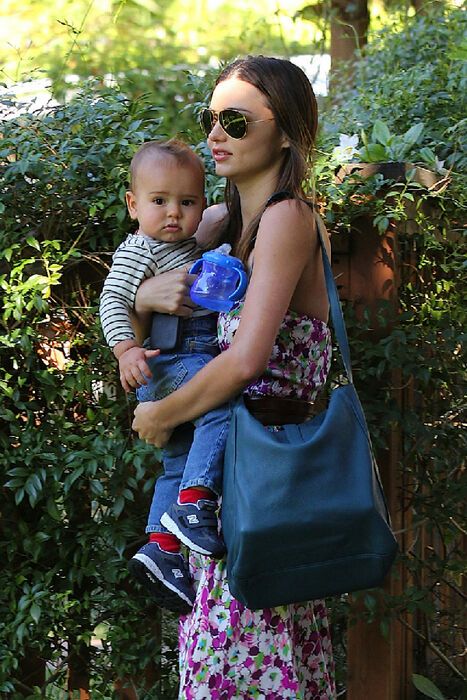 Керр играет с Флином на площадке. Фото