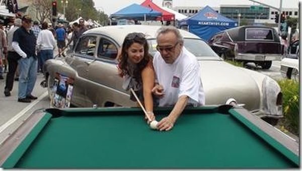 Бильярдный стол приделали к автомобилю. Фото 