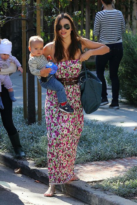 Керр играет с Флином на площадке. Фото