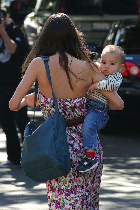 Керр играет с Флином на площадке. Фото