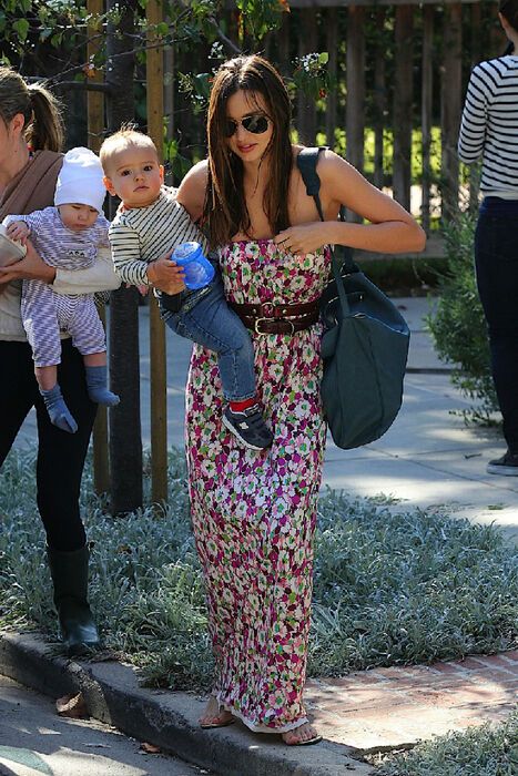 Керр играет с Флином на площадке. Фото