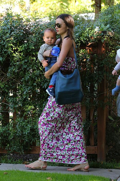 Керр играет с Флином на площадке. Фото