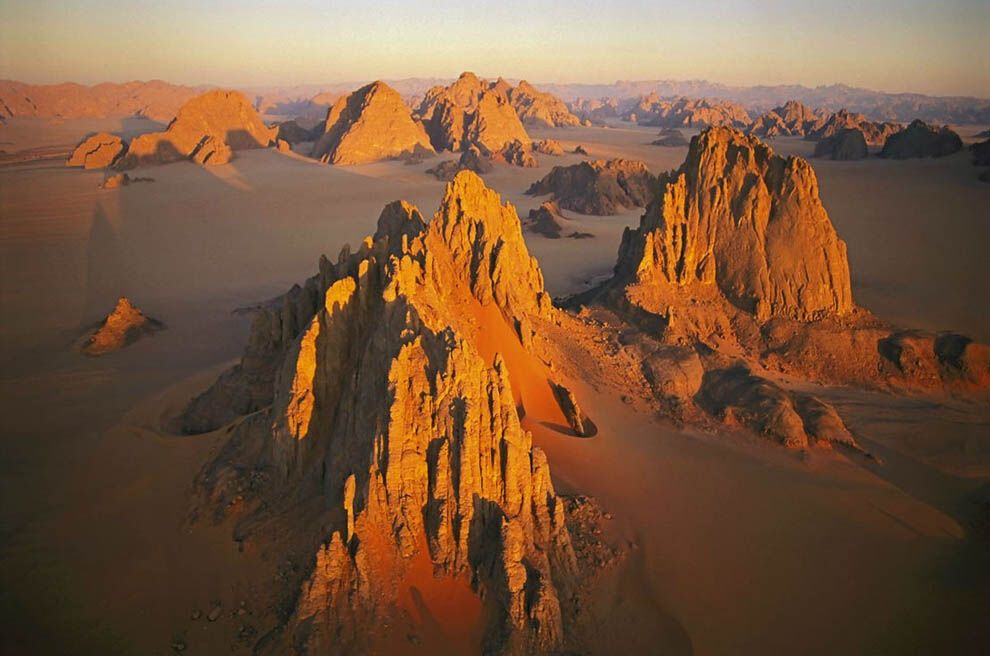 13. Песчаные вершины в долине Камаси, Чад. (George Steinmetz)