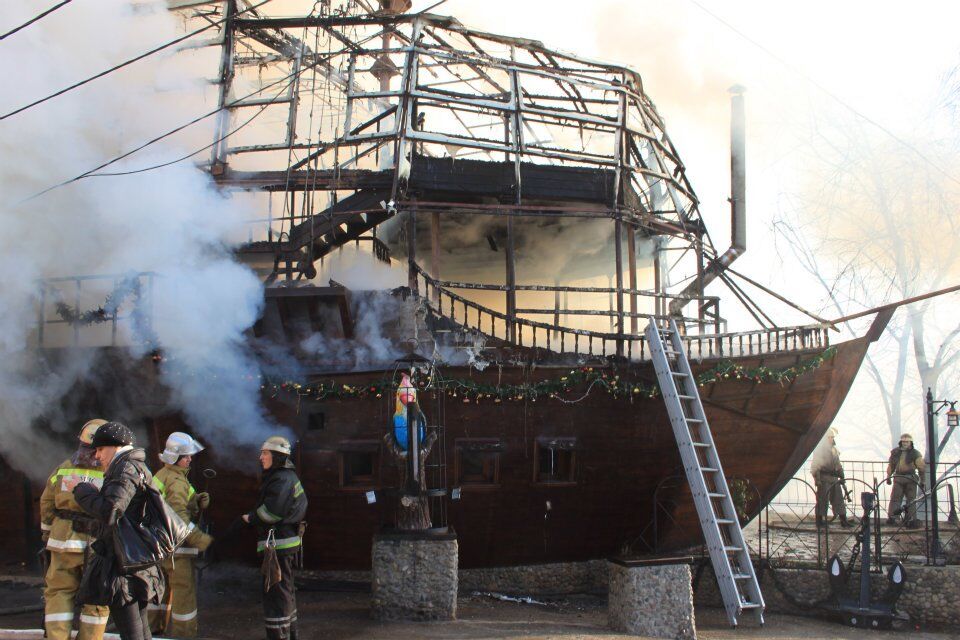 В Одессе сгорел дотла элитный ресторан-корабль. Фото