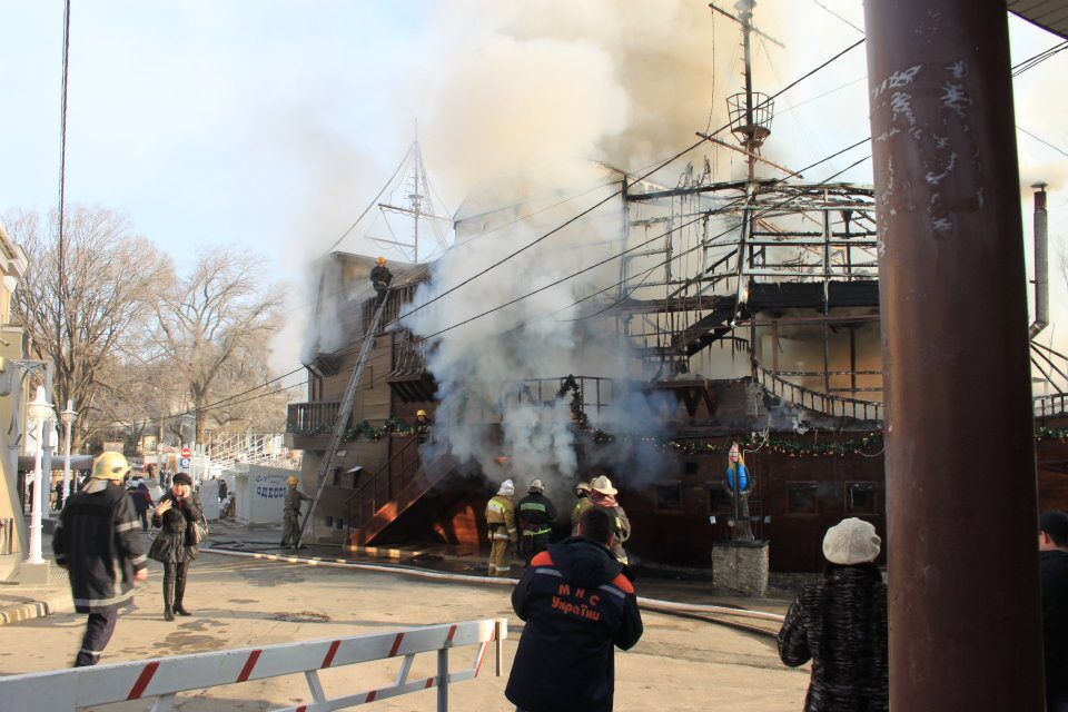В Одесі згорів дотла елітний ресторан-корабель. Фото
