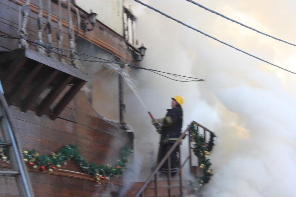 В Одессе сгорел дотла элитный ресторан-корабль. Фото