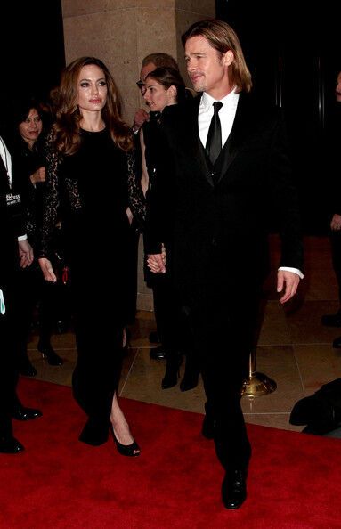 Анджелина Джоли в черном гипюре на красной дорожке