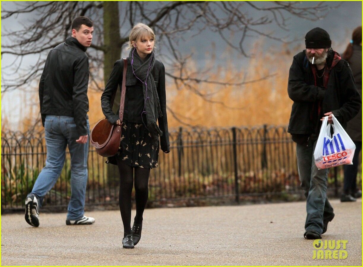 Свифт попала под дождь. Фото