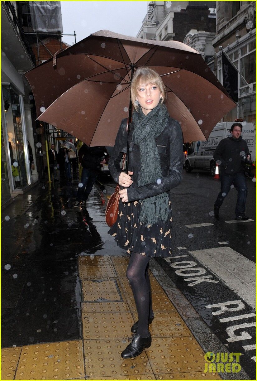 Свифт попала под дождь. Фото